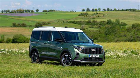 infografika Ford rodinná MPV nabídka