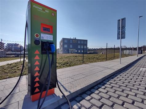 nabíjecí stanice v parkovišti nákupního centra