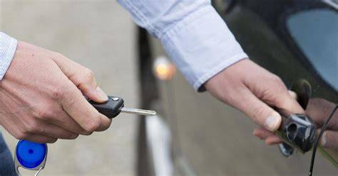 nouzové odemykání klíčem auto interiér