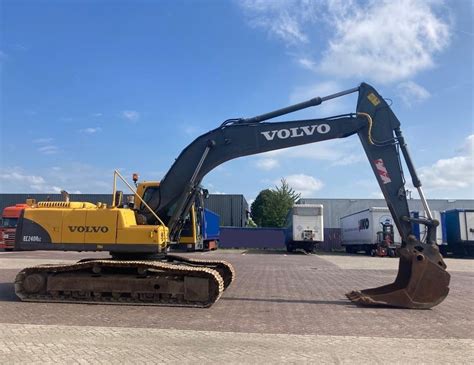 Ilustrační foto pásového bagru Volvo EC240BLC s jedním kyblíkem.