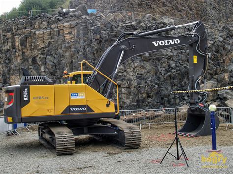 Detailní záběr na pásový bagr Volvo EC480EL.