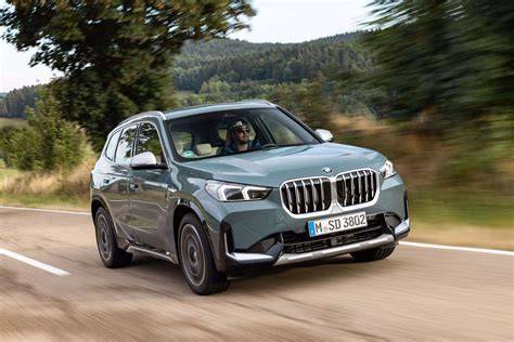 BMW X1 4x4 držení masky a světlomety