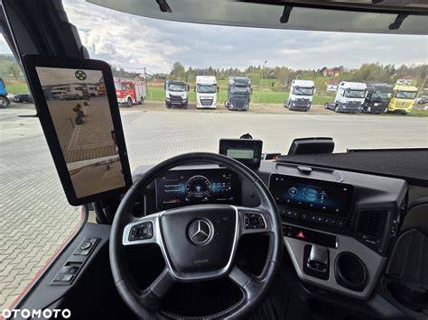Schéma uspořádání MirrorCam a displejů v kabině Actros
