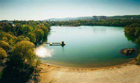 Kamencové jezero Chomutov pohled z břehu