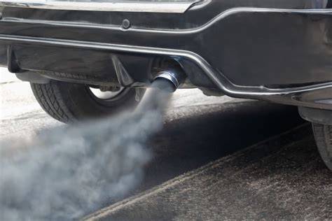 Modrý kouř jako signál opotřebení motoru