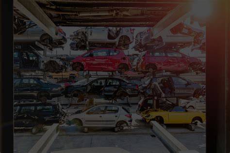 přehled dílů na regálech autovrakoviště