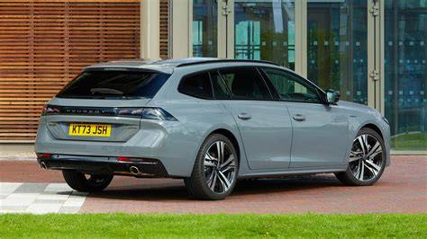 krajní pohled na Peugeot 508 SW zepředu