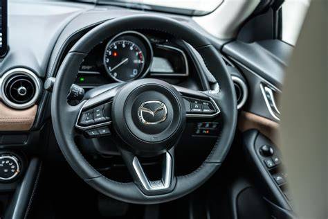 Ilustrace vnitřního prostoru Mazda CX-3 vs Škoda Karoq
