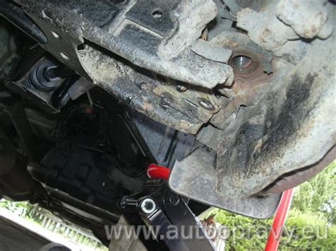 Detail demontáže spodního čepu těhlice