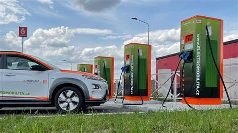 nabíjecí stanice elektromobilu u dálnice