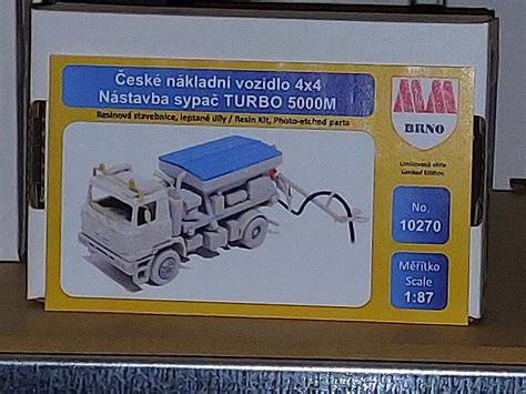 rozebrané nákladní vozidlo díly skladiště