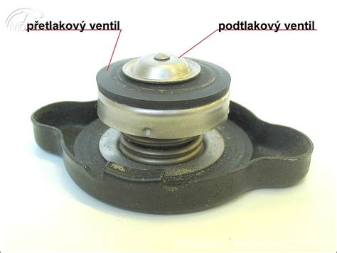 Umístění expanzní nádobky pod sedlem motocyklu