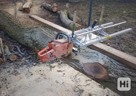 Detailní záběr na motorovou pilu a klády z LEGO Technic