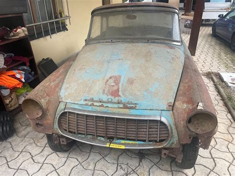 Obrázek poškozeného volantu před renovací