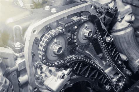 Obrázek s vyznačenými značkami na krytce motoru a umístění řemene rozvodu