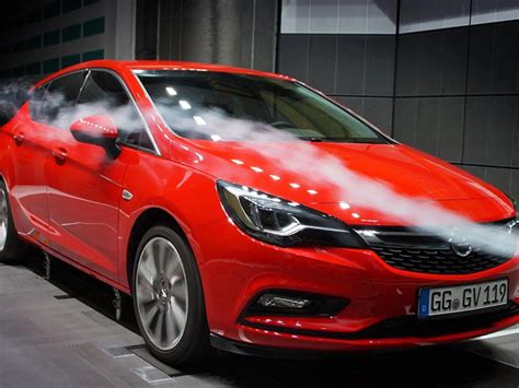 Opel Omega A - aerodynamický sedan z roku 1986, nízký koeficient odporu vzduchu a prostorný interiér