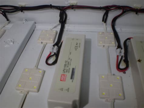 Obrys světlometu a umístění LED modulů vnitřní části