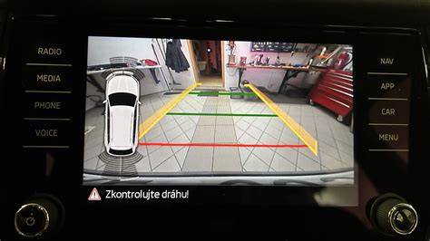 Infografika znázorňující montáž a propojení parkovací kamery s Infotainmentem