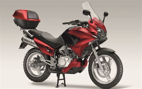 Infografika rozměrů pneumatik pro Honda Varadero 125: vpředu 100/90-18, vzadu 130/80-17; průměry kol 18