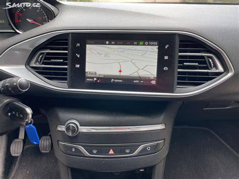 Peugeot 308 navigační systém v palubě