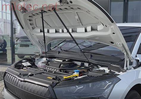 Infografika: princip činnosti vzpěry kapoty u Audi A4 B6