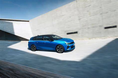 Infografika: Valivá spotřeba, dojezd a hybridní režimy Opel Astra Sports Tourer