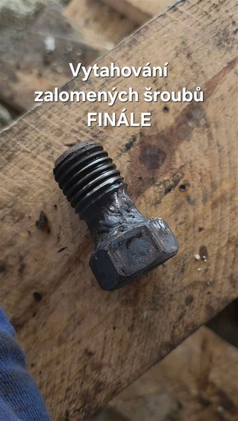 Infografika: různé způsoby vytahování šroubů (vytahovače, sekáč, odvrtání)