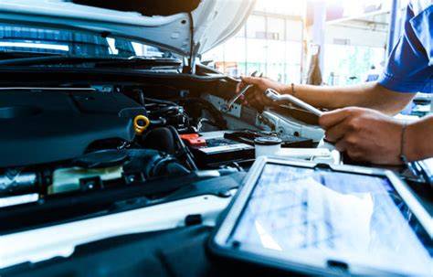 Autoservis, mechanik pracující na motoru vozu