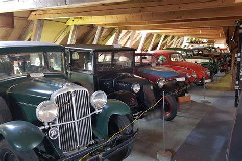 Obrázek expozice historických vozidel a atmosféry muzea