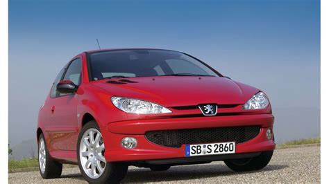 Infografika: Historie modelu Peugeot 206 a jeho hlavní karosářské verze