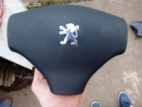 Interiér Peugeot 206: detail volantu a palubní desky