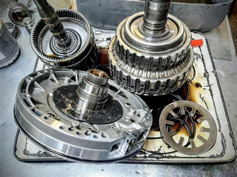 Rozložení automatické převodovky s vyznačenými hlavními komponenty