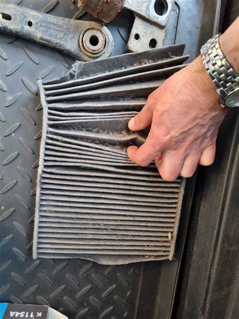 Obrázek: schéma umístění kabinového filtru u Peugeotu 406