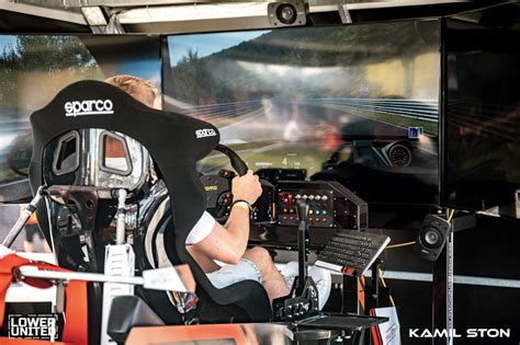 Simulátor DekTruck: kabina na hydromotorech s promítanou scénou