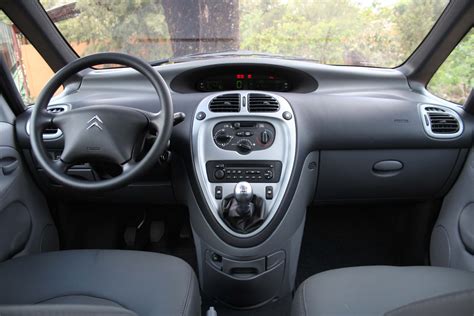 Infografika: Umístění hlavního brzdového válce a brzdových vedení na Citroën Xsara Picasso