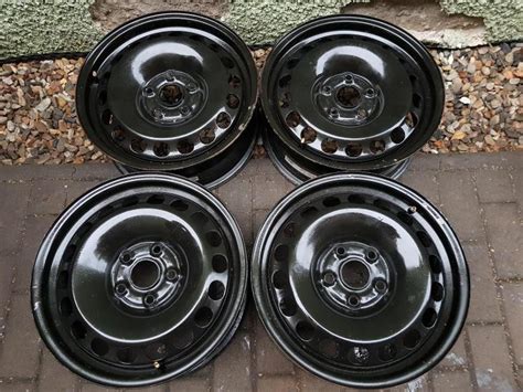 plechové disky 16 palců 5x112 na stojanu