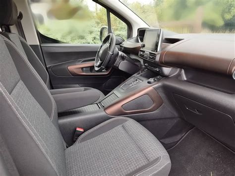 Interiér Peugeotu Rifter s moderní palubní deskou a kvalitními materiály
