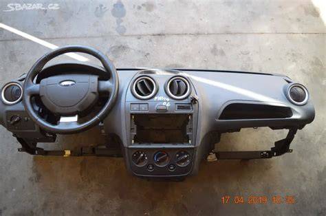 Interiér Ford Fiesta moderní palubní deska