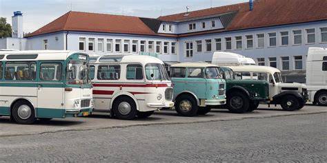Obrazy historických vozidel a autobusů