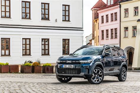 Kolik stoji Dacia v Rumunsku infografika