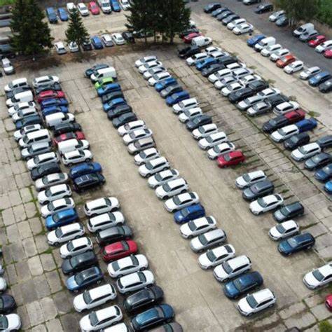 obchodní plocha autobazaru s vozidly