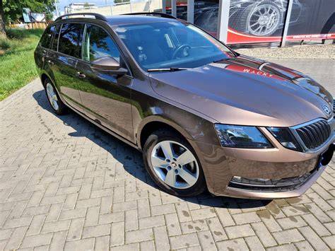 Škoda Octavia hnědá maple metalíza detail laku