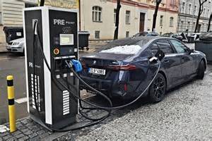tým v kanceláři automobilového prodeje