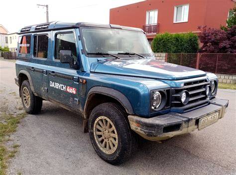 Terénní vůz a nezávislá stylizace s 4x4