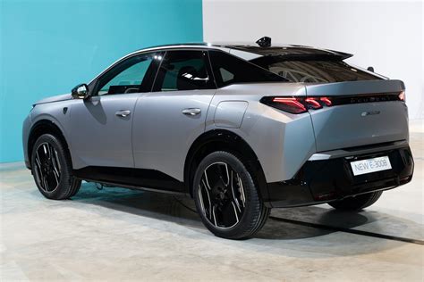 Infografika s dojezdem Peugeot E-3008 a hybridů