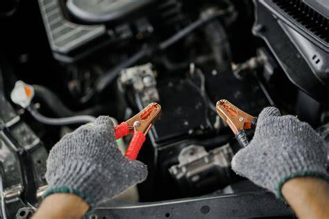 ilustrace umístění autobaterie v autech