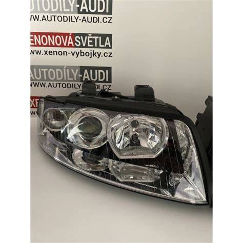 Obrázek ukazující černá světlomety pro Audi A4 B6 - detail krytu a montážní plochy