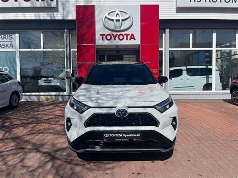 moderní design přední části vozu Toyota RAV4
