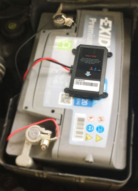 transparentní náhled na smart GPS lokátor v autě