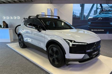 infografika srovnání modelů Volvo XC60 EX30
